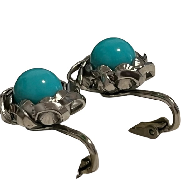 Vintage Silver Tone Clip On Earrings with Turquoise Cabochon - Picture 5 of 8